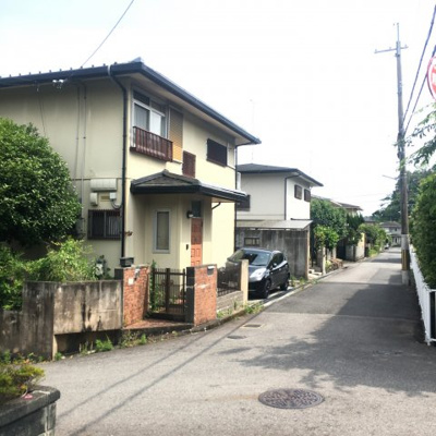 【前面道路含む現地写真】 | 大津市衣川2丁目22-16　中古戸建 | 西側の5.3m道路(北側から）