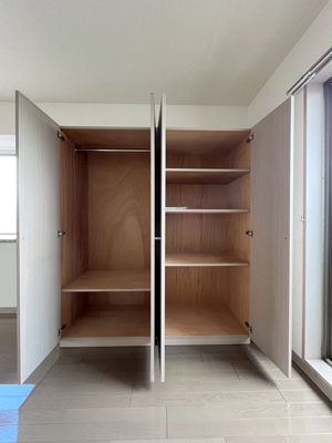 【収納】 | シエークル21 | 洋室12.4帖のお部屋にある可動式クローゼット(左)と可動式収納スペース(右)です♪お洋服や荷物が多くてもお部屋すっきり☆