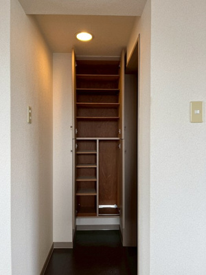 【玄関】 | シエークル21 | シューズボックスがあるので靴が散らからずいつでも玄関すっきり♪お客様もスムーズにお出迎えできますね♪