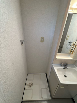 【設備】 | シエークル21 | 洗面所内、独立洗面台横にある室内洗濯機置き場です♪防水パンが付いているので万が一の漏水にも安心です！