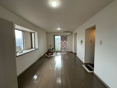 【洋室】 | シエークル21 | 南西向き洋室12.4帖☆バルコニーに繋がる角部屋三面採光のお部屋は風通し・陽当たり良好！エアコン付きで1年中快適に過ごせますね☆出窓には小物を置いたりして楽しめます♪