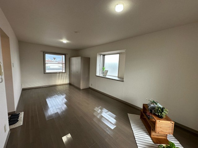 【寝室】 | シエークル21 | 南西向き洋室12.4帖☆可動式クローゼット・可動式収納付き！お好きな位置にレイアウトしていただけます♪お部屋も片付いて、広めの空間でゆったり過ごせますね♪