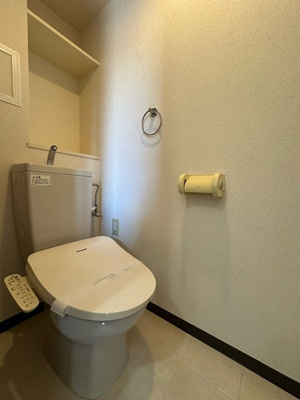 【トイレ】 | シエークル21 | トイレは温水洗浄便座付き♪人気のバストイレ別です♪小物を置ける便利な棚やタオルハンガーも付いています☆