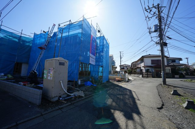 ＬＤＫ１８．２帖の３ＬＤＫ。カースペース２台♪保土ヶ谷区仏向町　全２棟新築戸建ての前面道路含む現地写真