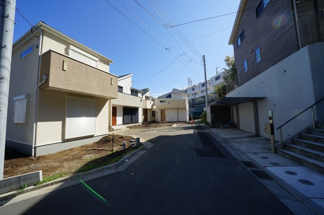 上星川駅から平坦徒歩６分！人気の坂本小学校学区内。ＬＤＫ１９．３帖の４ＬＤＫ♪保土ヶ谷坂本町　全４棟新築戸建ての前面道路含む現地写真