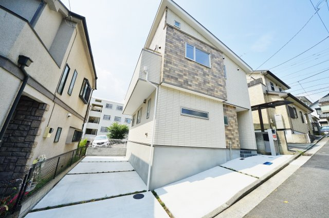 上星川駅徒歩９分！ＬＤＫ１６．０帖の４ＬＤＫ。カースペース２台（車種による）♪保土ヶ谷区釜台町　新築戸建ての外観