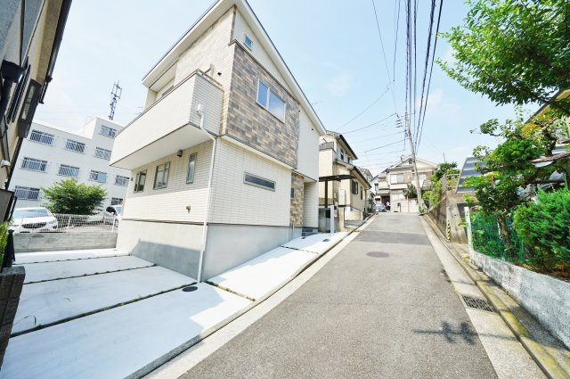 上星川駅徒歩９分！ＬＤＫ１６．０帖の４ＬＤＫ。カースペース２台（車種による）♪保土ヶ谷区釜台町　新築戸建ての前面道路含む現地写真