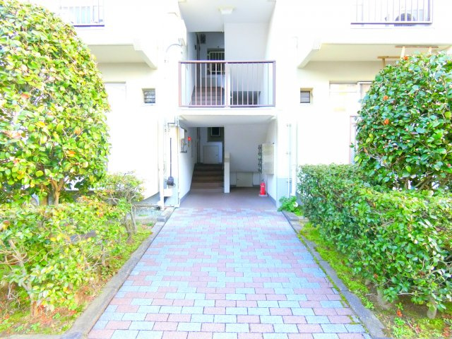 新檜尾台第1次住宅13号棟のエントランス