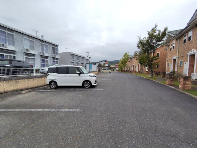 シャレー・コーセイ弐番館の駐車場