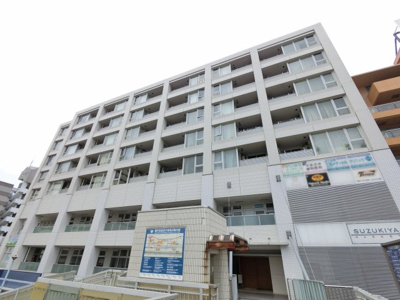 【外観】 | トワイシア横濱磯子 | JR京浜東北線「磯子」駅直結、徒歩1分と好立地。
マンション1階にあるスーパーのほか、駅周辺の生活利便施設へも徒歩数分という利便性の高い立地です。