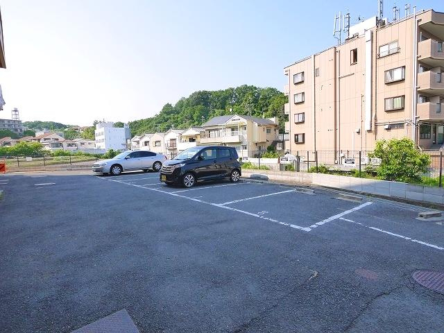 エヌエムドゥーズの駐車場|車をお持ちの方に嬉しい駐車場付きの物件です