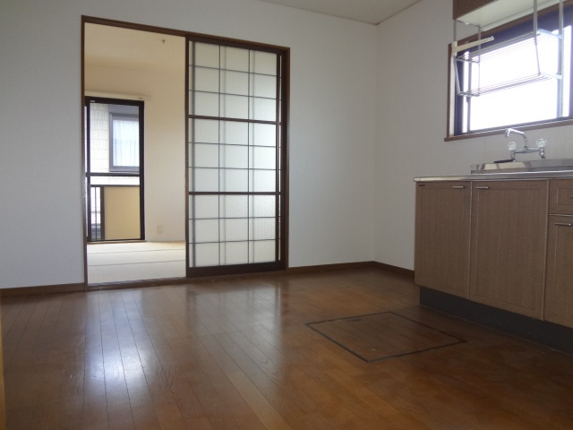 ハミング追分【キャッシュバック対象物件】の居間・リビング|こちらの居間で趣味の時間をお楽しみください