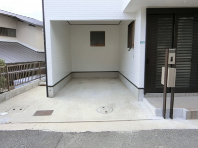 【駐車場】 | 豊中市宮山町2丁目　中古戸建て | 【現地写真】大きな駐車場もあります♪屋根があるので、車の汚れもつきにくく、日に直接当たらないので、車も長持ち♪