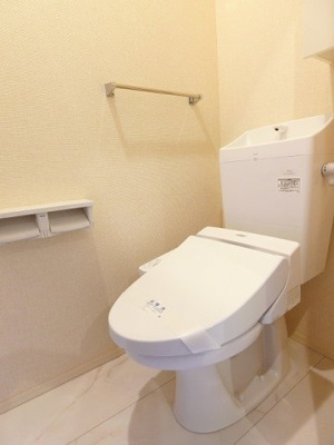 【トイレ】 | YAMANE/ヤマネ | トイレは温水洗浄便座付き♪人気のバストイレ別です♪トイレが独立していると使いやすいですよね☆横にはタオルを掛けられるハンガーもあります♪