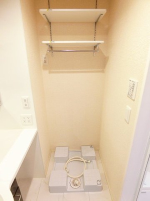 【設備】 | YAMANE/ヤマネ | 洗面所内にある室内洗濯機置き場です♪防水パンが付いているので万が一の漏水にも安心です！上部には便利な収納棚付き♪