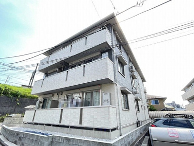 【外観】 | YAMANE/ヤマネ | 小田急多摩線「五月台」駅まで徒歩2分の好立地！駅近で通勤・通学にも便利！ワンちゃんと一緒に暮らせる3階建てアパートです☆