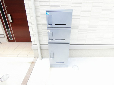 【その他共用部分】 | YAMANE/ヤマネ | 共用エントランスには宅配BOXがあるので荷物の受け取りもスムーズに♪再配達を依頼する手間が省けます☆