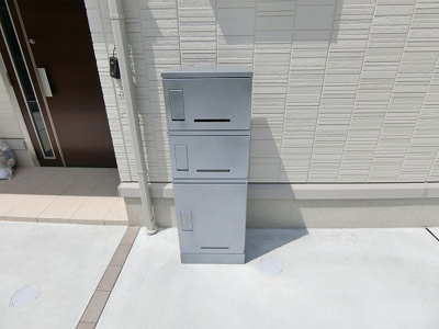 【その他共用部分】 | YAMANE/ヤマネ | 共用エントランスには宅配BOXがあるので荷物の受け取りもスムーズに♪再配達を依頼する手間が省けます☆