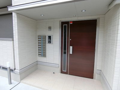 【エントランス】 | YAMANE/ヤマネ | 共用エントランスは不審者の侵入を未然に防ぐオートロック付き！防犯対策充実しています◎