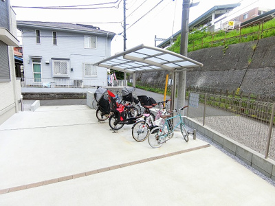 【その他共用部分】 | YAMANE/ヤマネ | 屋根付きの駐輪場で雨が降っても大切な自転車が濡れなくてすみますね♪荷物が重いときに自転車があれば助かりますね！
