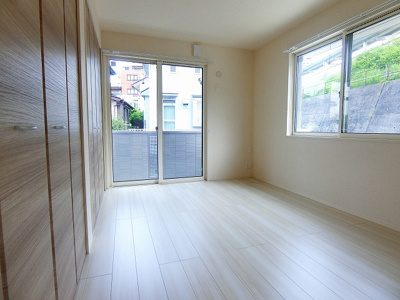 【洋室】 | YAMANE/ヤマネ | 東向き洋室6.2帖☆バルコニーに繋がる角部屋二面採光のお部屋です！洋室のお部屋は毎日のお手入れもラクラクできちゃいます！