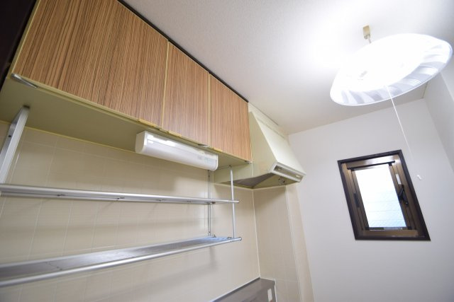 パルクレストの設備|キッチン上部収納（別部屋写真）