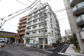 【外観】 | 鶴見駅徒歩7分の好立地に建つマンション外観です。現在は大規模修繕工事中です！