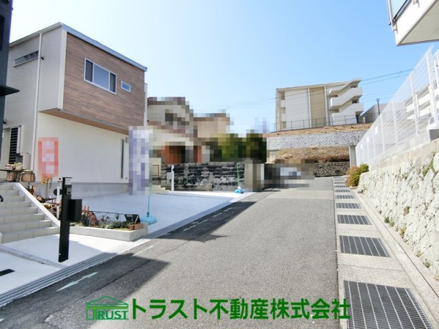 神戸市垂水区南多聞台3丁目 新築戸建 の前面道路含む現地写真