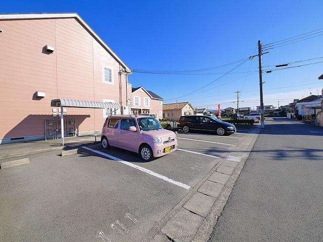 パークサイドコート１の駐車場|駐車場があるので、車を買う予定の方も安心です