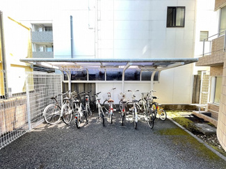 【その他共用部分】 | 屋根付きの駐輪場で雨が降っても大切な自転車が濡れなくてすみますね♪駅まで自転車もおすすめです！