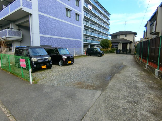 サンコーハイツの駐車場