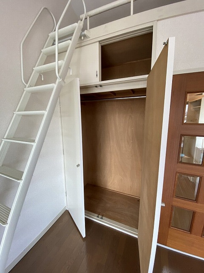 【収納】 | ロイヤルハイツ東海大前 | 洋室7.2帖のお部屋にあるクローゼットです♪大切なお洋服もしわにならないようにハンガーがけができます☆