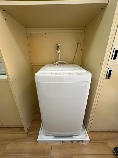 【設備】 | ロイヤルハイツ東海大前 | ※参考写真※シューズボックス横にある室内洗濯機置き場♪洗濯機も付いています☆防水パンが付いているので万が一の漏水にも安心！