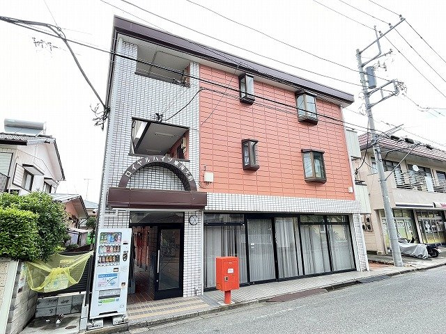 【外観】 | ロイヤルハイツ東海大前 | 小田急線「東海大学前」駅まで徒歩1分！便利な立地の3階建てマンション☆駅近のお部屋をお探しの方におすすめ♪