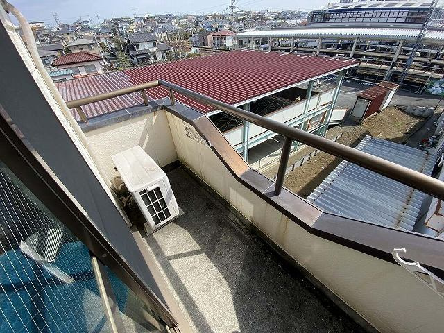 【バルコニー】 | ロイヤルハイツ東海大前 | バルコニーは南東向きなので、晴れた日のお洗濯物は朝からよく乾きそう☆気分転換をするにも最適です☆