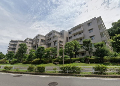【外観】 | 磯子杉田台第一団地6号棟 | 南東角部屋・二面バルコニーにつき日照・通風良好。
独立性の高い洋室は多目的利用が可能♪