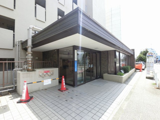 【エントランス】 | JR京浜東北線「根岸」駅徒歩10分と好立地
バス停「旭台」が住戸前にあり外出・帰宅時も安心です。