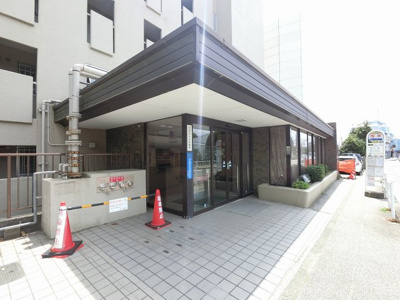 【エントランス】 | 旭台ハイツ | JR京浜東北線「根岸」駅徒歩10分と好立地
バス停「旭台」が住戸前にあり外出・帰宅時も安心です。