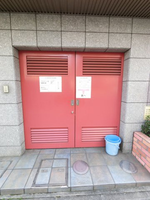 【その他共用部分】 | エルズ阪東橋公園 | ゴミ置場。
敷地内にあるのでゴミ出しが楽ちんです。