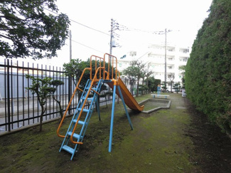 【その他共用部分】 | 敷地内には公園があります。
小さなお子様がいても敷地内で遊べるので安心ですね。