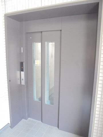 ロイヤルパレス市川のエントランス