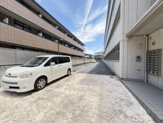 ロイヤルパレス市川の駐車場