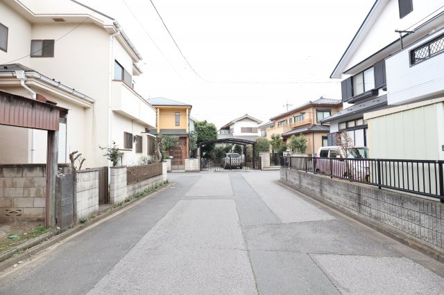 鴻巣市人形１丁目の中古一戸建の前面道路含む現地写真|北西側道路から撮影。2020年3月7日 15:30頃撮影。