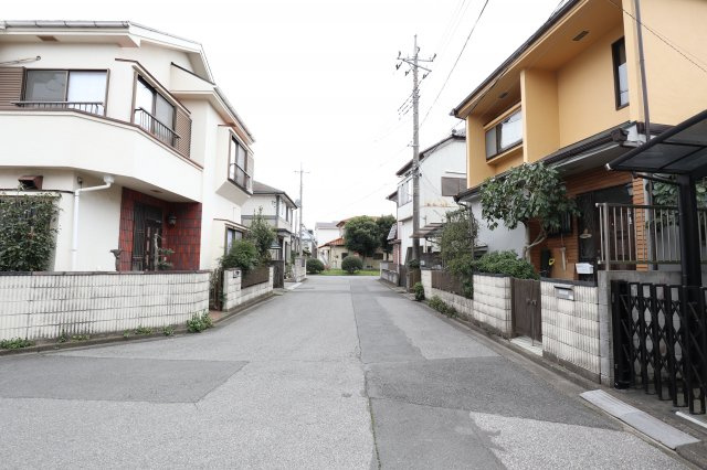 鴻巣市人形１丁目の中古一戸建の前面道路含む現地写真|南西側道路から撮影。2020年3月7日 15:30頃撮影。