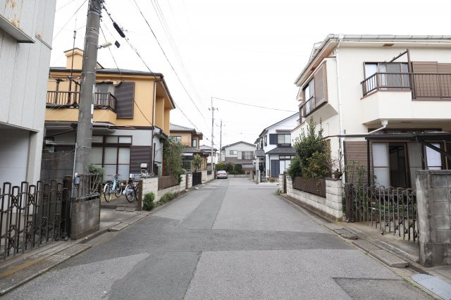 鴻巣市人形１丁目の中古一戸建の前面道路含む現地写真|南西側道路から撮影。2020年3月7日 15:30頃撮影。