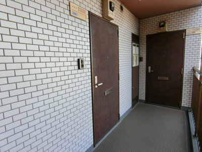 【その他共用部分】 | キャッスルマンションお花茶屋 | 共用廊下(玄関前)
