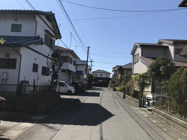 鴻巣市ひばり野２丁目の売地の前面道路含む現地写真|幅員が6mある西側の前面道路を北側から撮影。対象物件は左側になります。2020年3月6日 10:50頃撮影