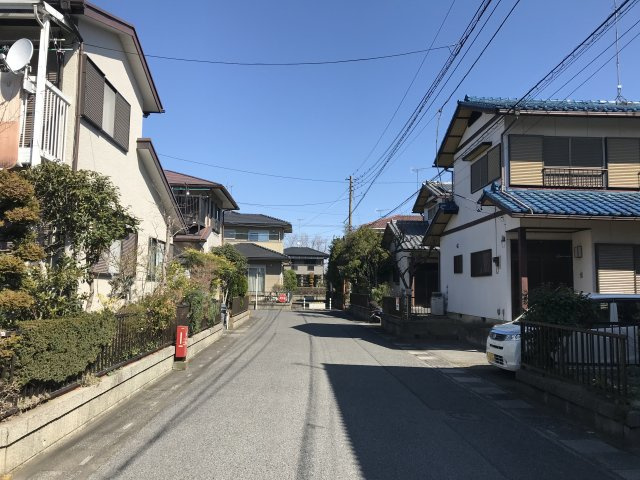 鴻巣市ひばり野２丁目の売地の前面道路含む現地写真|幅員が6mある西側の前面道路を南側から撮影。対象物件は右側になります。2020年3月6日 10:50頃撮影