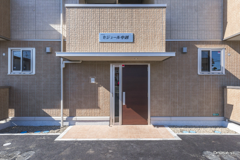 セジュール中越のエントランス