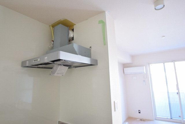 Pleione(プレオネ）のキッチン|キッチン上部は大きく開いており開放感あります。